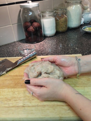 Selbst gemachte chinesische Fischbällchen - Der Weg They Made sollte es sein, diese hungrige Katze