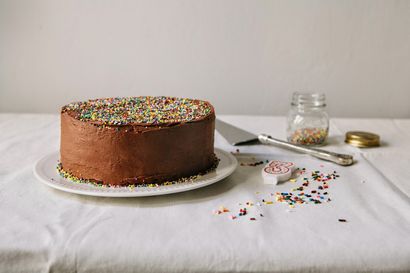 Selbst gemachte Funfetti Kuchen mit dem Schokoladen-Bereifen, Kolibri hoch, ein Dessert und Back Blog