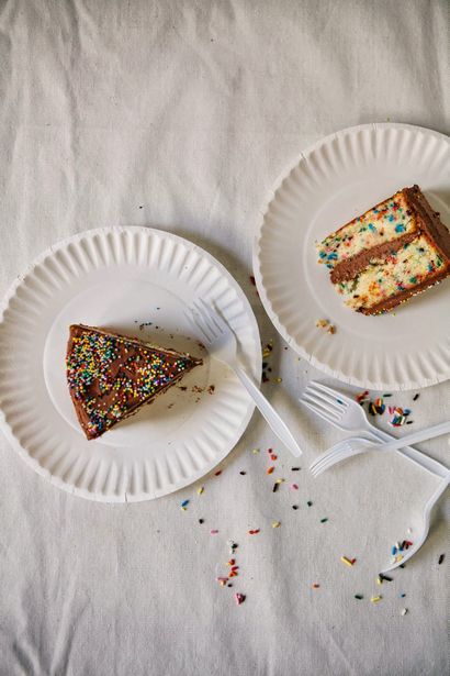 Selbst gemachte Funfetti Kuchen mit dem Schokoladen-Bereifen, Kolibri hoch, ein Dessert und Back Blog