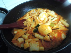 Maison Tteokbokki (cakes de riz dans une sauce épicée), Trois Eyed Optimist