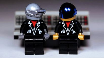 Comment 10 000 fans applaudissaient sur un ensemble Daft Punk Lego