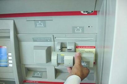 Comment fonctionnent les cartes de crédit Contrefaçon sont créés à partir de guichets automatiques Écumoires
