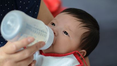 Comment puis-je faire une bouteille de lait de formule Tesco Baby Club