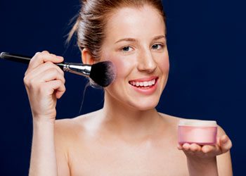 Comment postuler Bronzer sur votre visage étape par étape