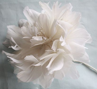 Comment assembler un bouquet de mariage rustique avec des fleurs plumes et fleurs en tissu