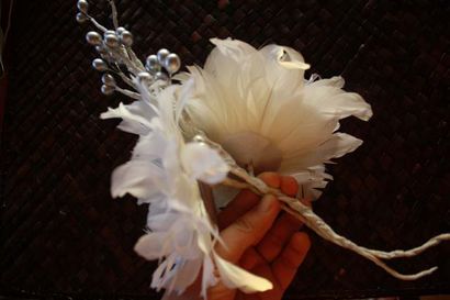 Comment assembler un bouquet de mariage rustique avec des fleurs plumes et fleurs en tissu