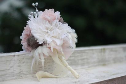 Wie montieren eine ländliche Hochzeit Blumenstrauß mit Feder Blumen und Gewebe-Blumen