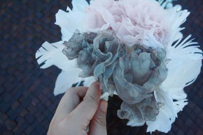 Wie montieren eine ländliche Hochzeit Blumenstrauß mit Feder Blumen und Gewebe-Blumen