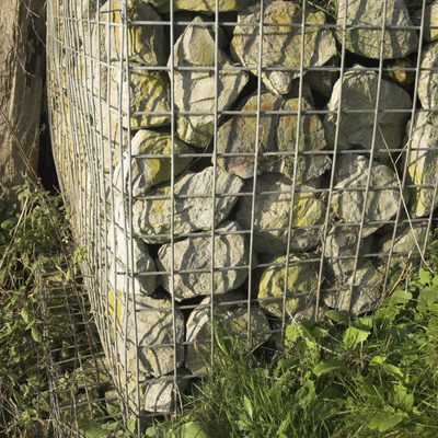 Comment construire un mur en gabion, Hunker