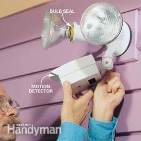 Wie wählt und Bewegungsmelder Beleuchtung installieren, The Family Handyman