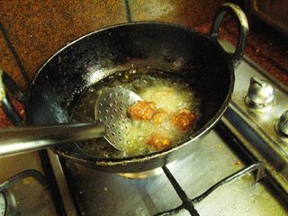 Comment faire cuire boulettes de viande, une recette indienne du Sud 5 étapes (avec photos) (recette) Comment faire cuire boulettes de viande, une recette indienne du Sud 5 étapes (avec photos)