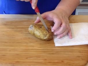 Wie Kartoffeln in einer Mikrowelle beginnen Kochen kochen