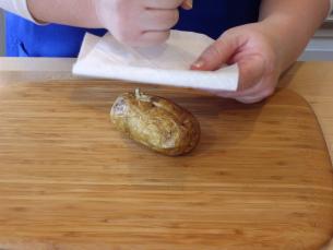 Wie Kartoffeln in einer Mikrowelle beginnen Kochen kochen