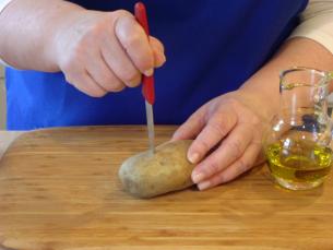 Comment faire cuire les pommes de terre dans une cuisson Micro-ondes Démarrer