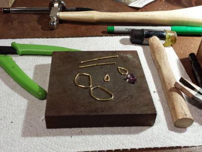 Comment créer un panier de fil pour fixer des pierres précieuses à facettes, onduleux Nettles