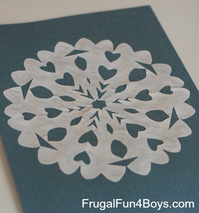 Comment couper et plier papier Impressionnant Snowflakes - Fun Frugal pour les garçons et les filles