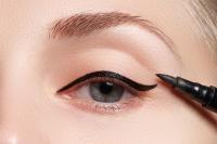 Wie man eine perfekte Winged Eyeliner tun