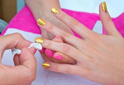 Comment faire Nails Foil à la maison - 8 étapes