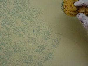 Wie kommen Sie Sponge Malerei auf Wände und Möbel