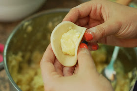 Wie man richtig hausgemachten Piroggen ruskie von Grund auf essen