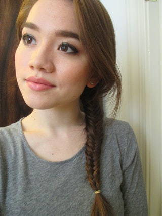 Comment Fishtail Braid en 6 étapes simples qui vous aideront à maîtriser Enfin Ce Chic Plait