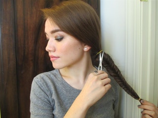 Comment Fishtail Braid en 6 étapes simples qui vous aideront à maîtriser Enfin Ce Chic Plait