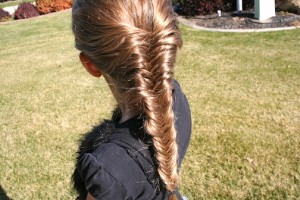 Wie man Fishtail Französisch Braid - Lange Frisuren, nette Mädchen-Frisuren