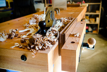 Wie in Holzbearbeitung mit Handwerkzeugen, Holz und Shop bekommen