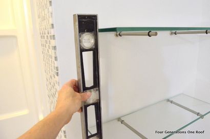 Comment accrocher des étagères en verre en utilisant les supports de bingo - Quatre générations Un toit