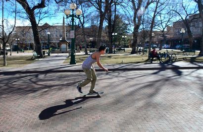 Wie auf einem Skateboard Kickturn