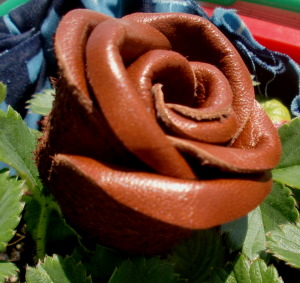Comment faire des fleurs en cuir 3D pour les bijoux et accessoires ~ Le perlage Gem Journal