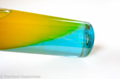 Comment faire un mélange de couleurs Bouteille sensorielle - Inspirations préscolaire