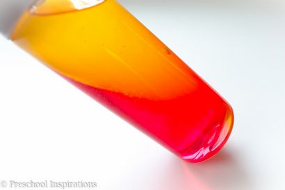 Wie man eine Farbmischung Sensory Bottle - Preschool Inspirations