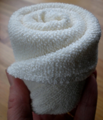 Comment faire un petit gâteau d'un gant de toilette (débarbouillette) - Red Ted Art - Blog de