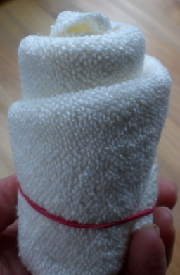 Comment faire un petit gâteau d'un gant de toilette (débarbouillette) - Red Ted Art - Blog de