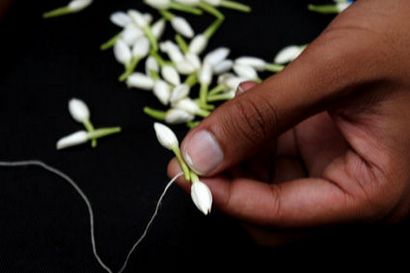 Comment faire un Gajra (traditionnel Garland indienne) 5 étapes (avec photos)