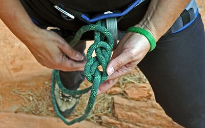 Wie ein justierbares Armband Knoten machen