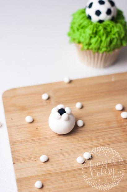 Comment faire un facile Fondant Soccer Ball Topper