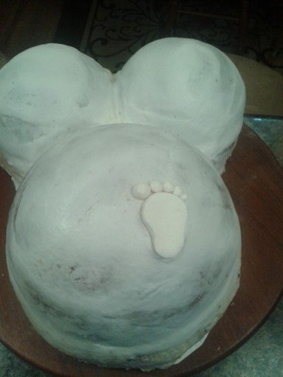 Wie man einen schwangeren Bauch Kuchen mit Fußabdruck