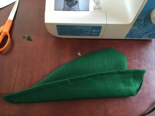 Comment faire un Robin Hood Hat 7 étapes (avec photos)