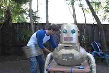 Comment faire un costume de robot, Curbly