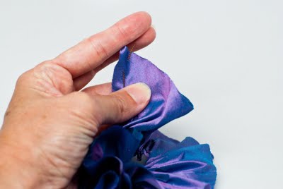 Comment faire une fleur simple tissu froncé - Coudre McCool