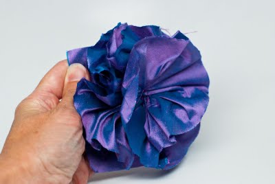 Comment faire une fleur simple tissu froncé - Coudre McCool