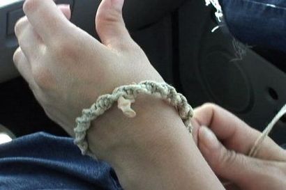 Comment faire un simple macramé - Bracelet (ou collier) 7 étapes (avec photos)