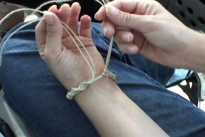 Comment faire un simple macramé - Bracelet (ou collier) 7 étapes (avec photos)