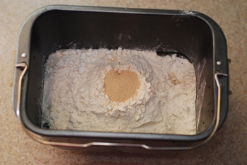 Wie man Grundweißbrot weniger dicht in einer Brotmaschine machen