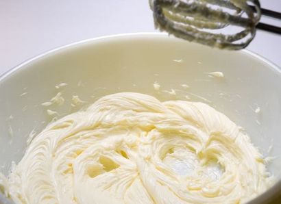Wie man Butter durch Churn, Beater oder Glas mit Rezepten