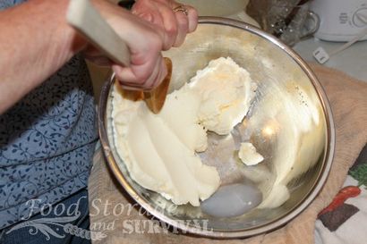 Wie man Butter mit Butter Churn - Lebensmittellagerung und Überleben