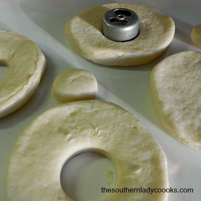 WIE CANNED BISCUIT DOUGHNUTS MACHEN - The Southern Lady Köche