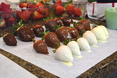 Wie man Schokolade getauchte Erdbeeren